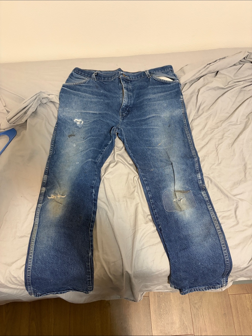 Rustler Men's Blue Straight-Leg Jeans with Distressed Accents